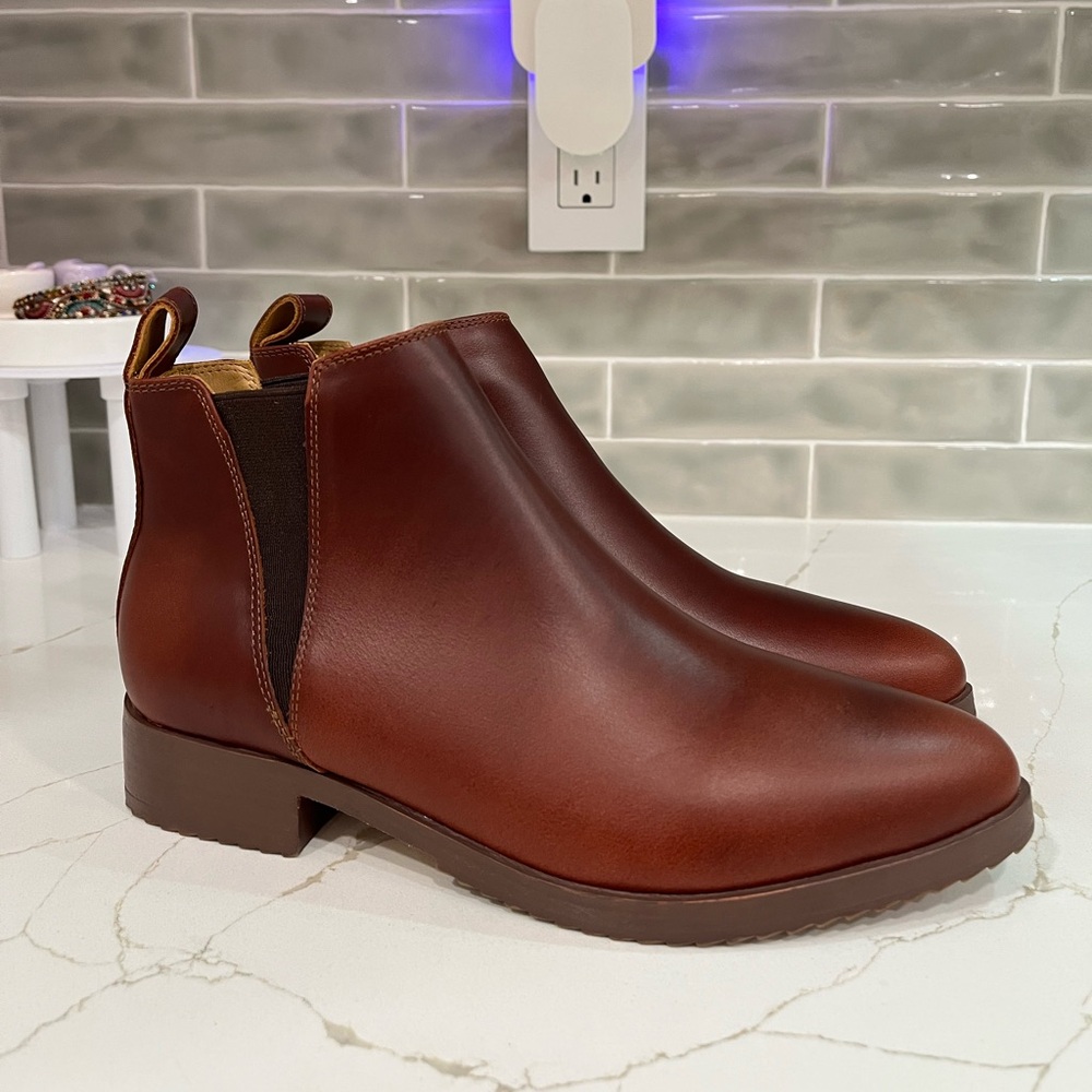Nisolo Eva Everyday Chelsea Boot. Women’s size 6.5 Color Auburn